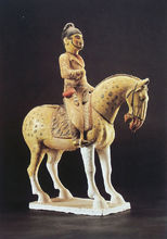郑仁泰墓出土的彩釉骑马武士俑